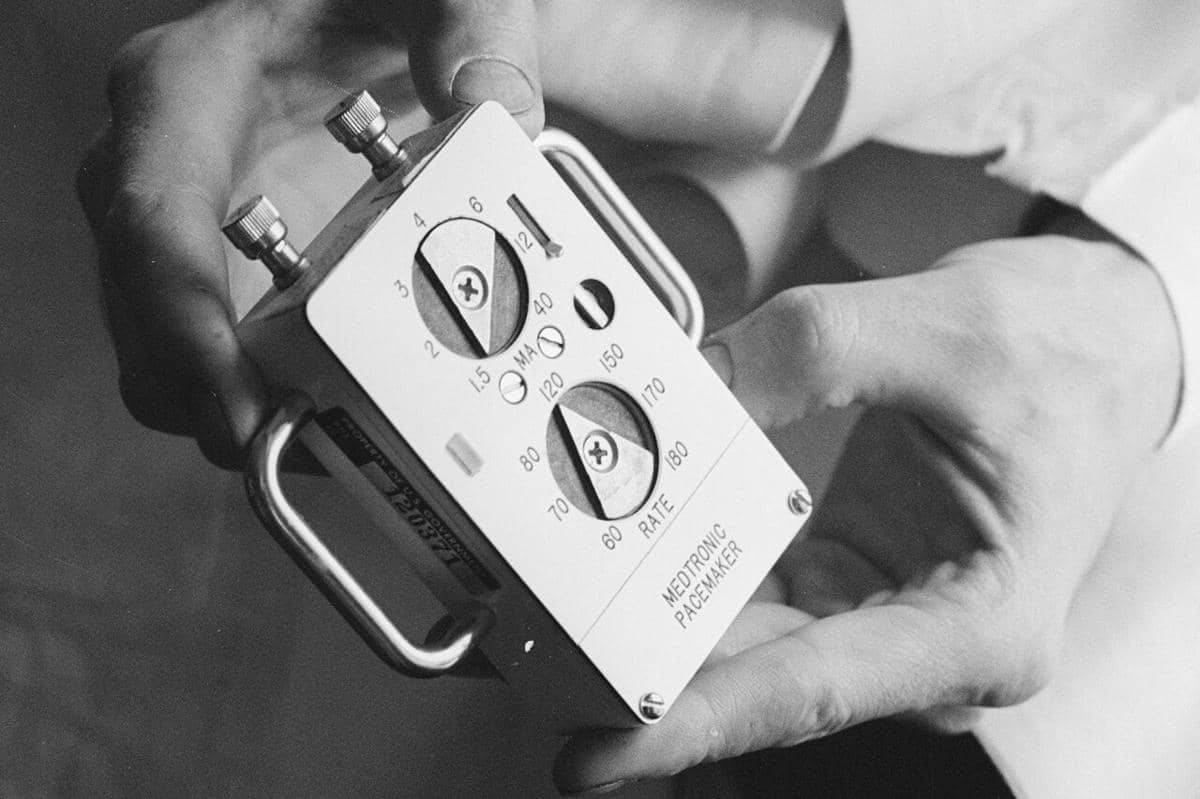 Alat pacu jantung eksternal Medtronic tahun 1961 berupa perangkat kotak dengan kabel, dalam dokumentasi hitam-putih.