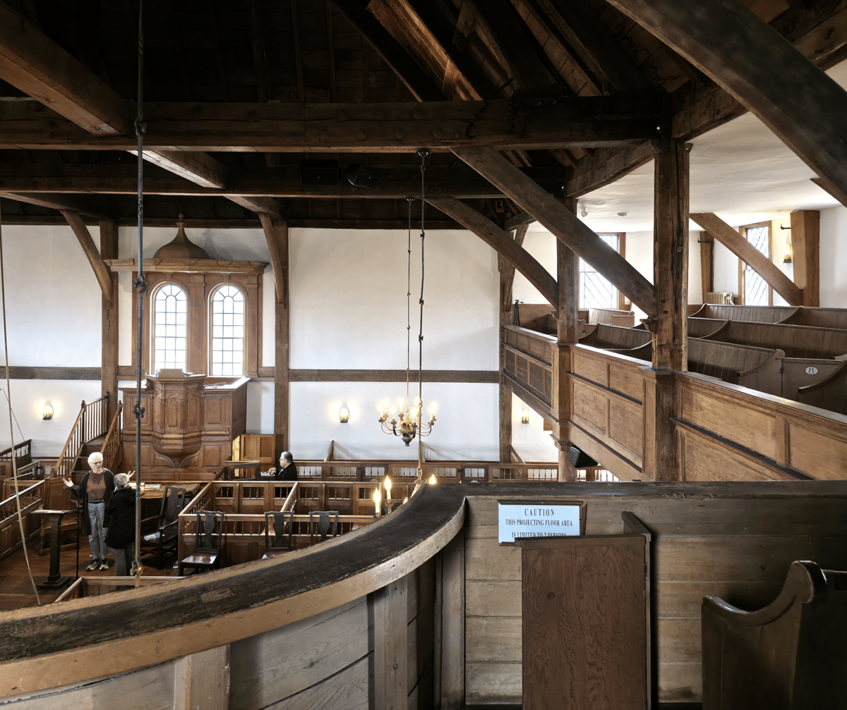 Pemandangan bagian dalam Gereja Old Ship.