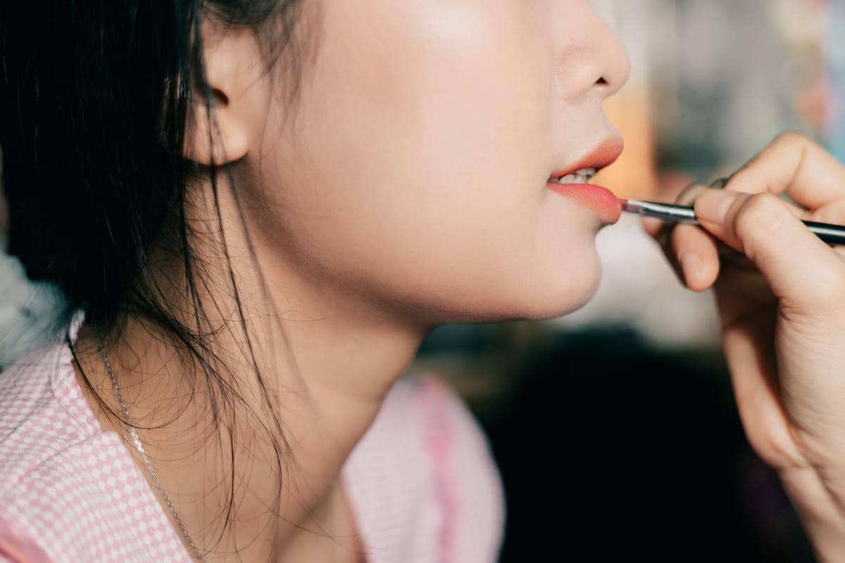 Ilustrasi menggunakan lip contour pada bibir
