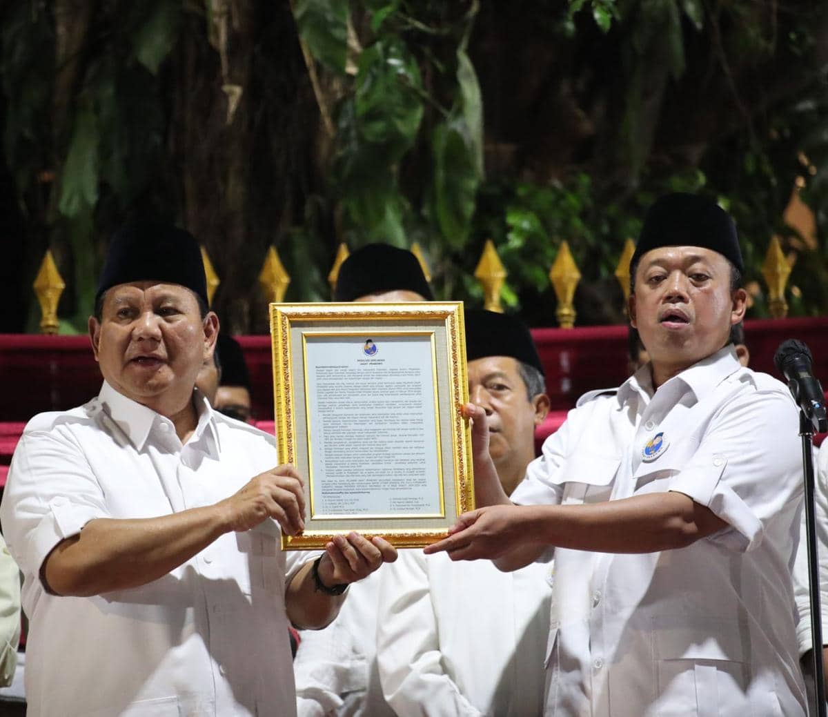 Nusron Wahid menyerahkan simbol dukungan Relawan Jagat Prabowo kepada Prabowo Subianto di Rumah Kertanegara, Jakarta Selatan.