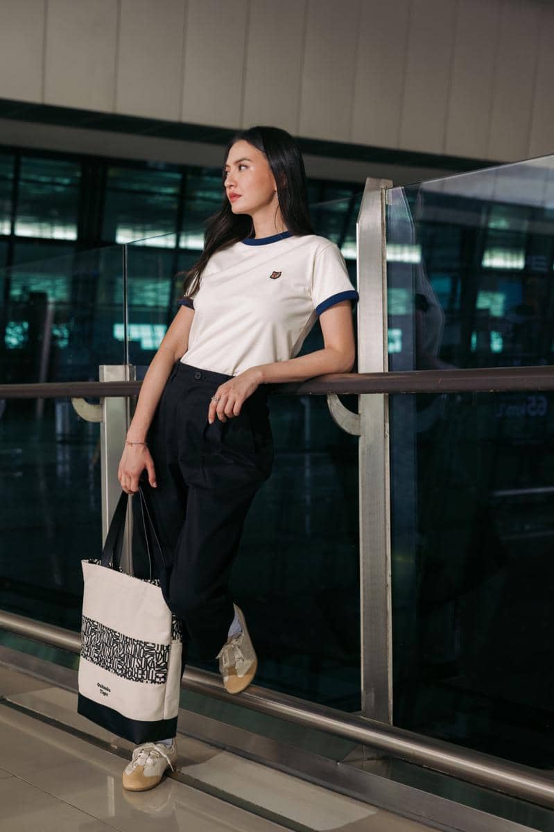 Raline Shah melengkapi penampilannya dengan Canvas 2-Way Tote Bag dari Onitsuka Tiger sebagai aksesori utama.