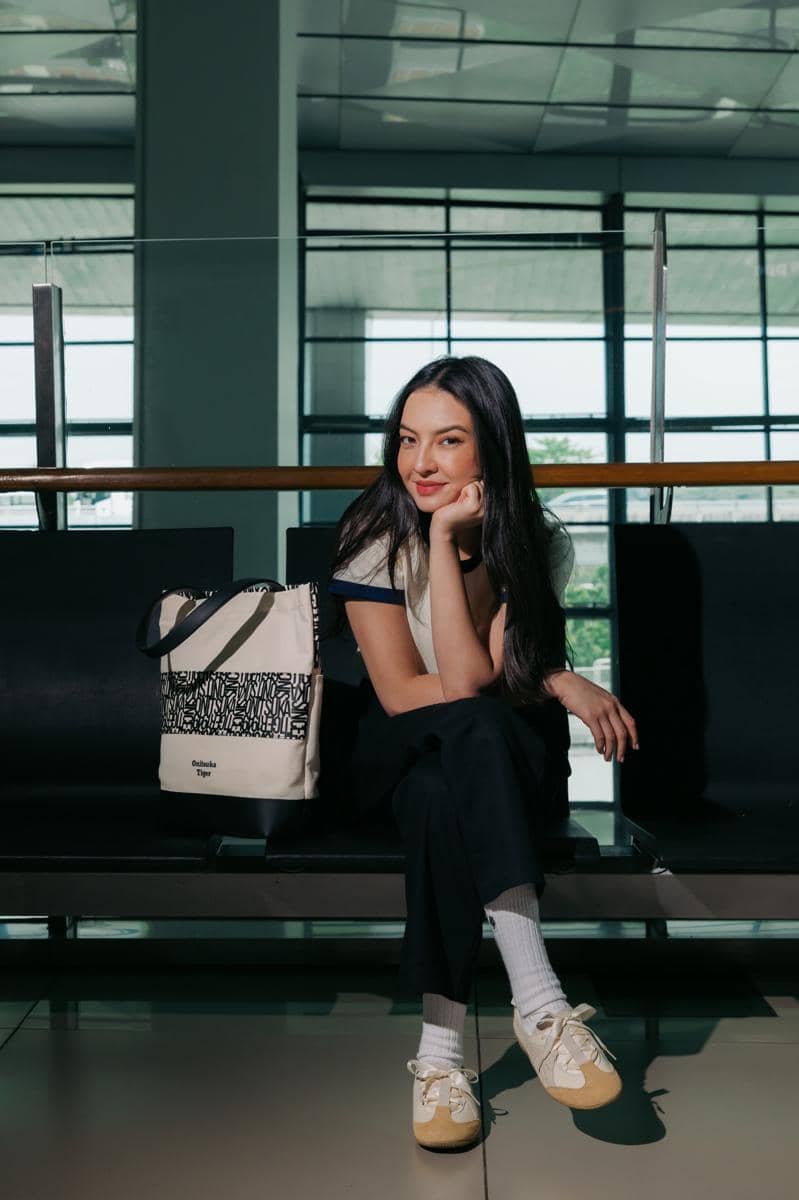 Raline Shah mengenakan sepatu Trairina dan Middle Socks Onitsuka Tiger sebagai pelengkap gaya airport look.