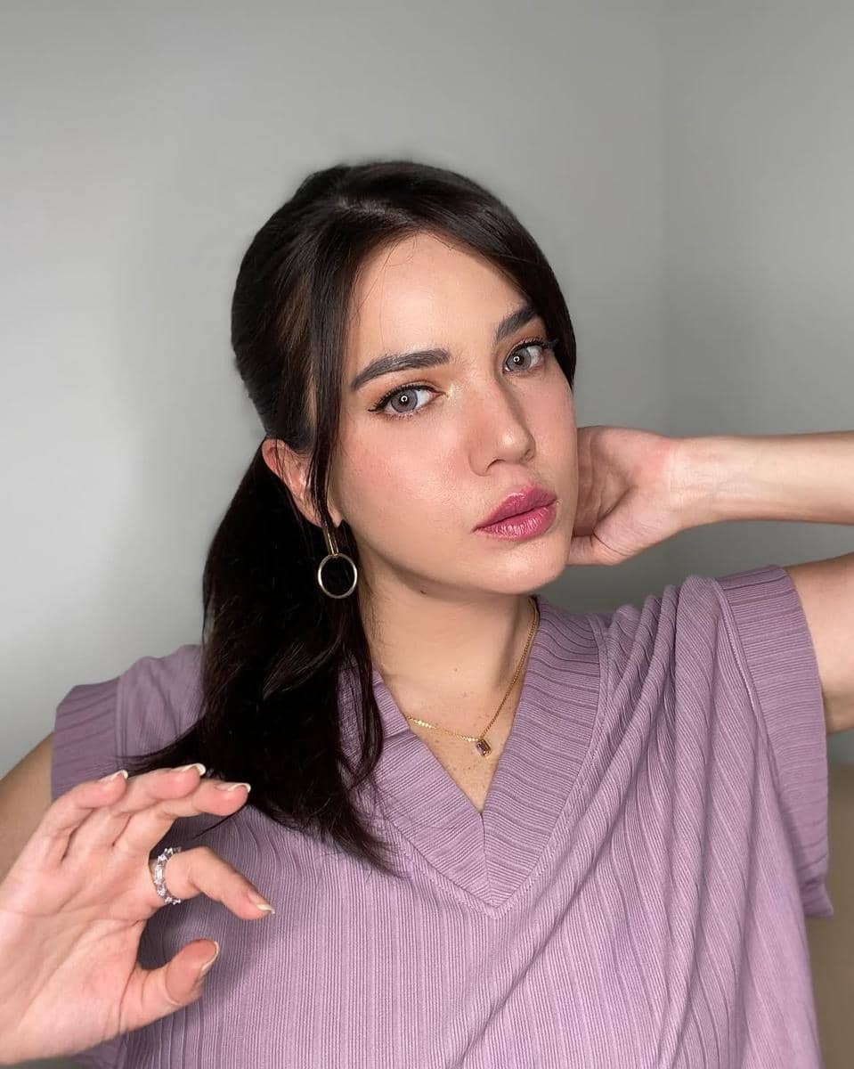 inspirasi makeup buat acara formal ala Alice Norin