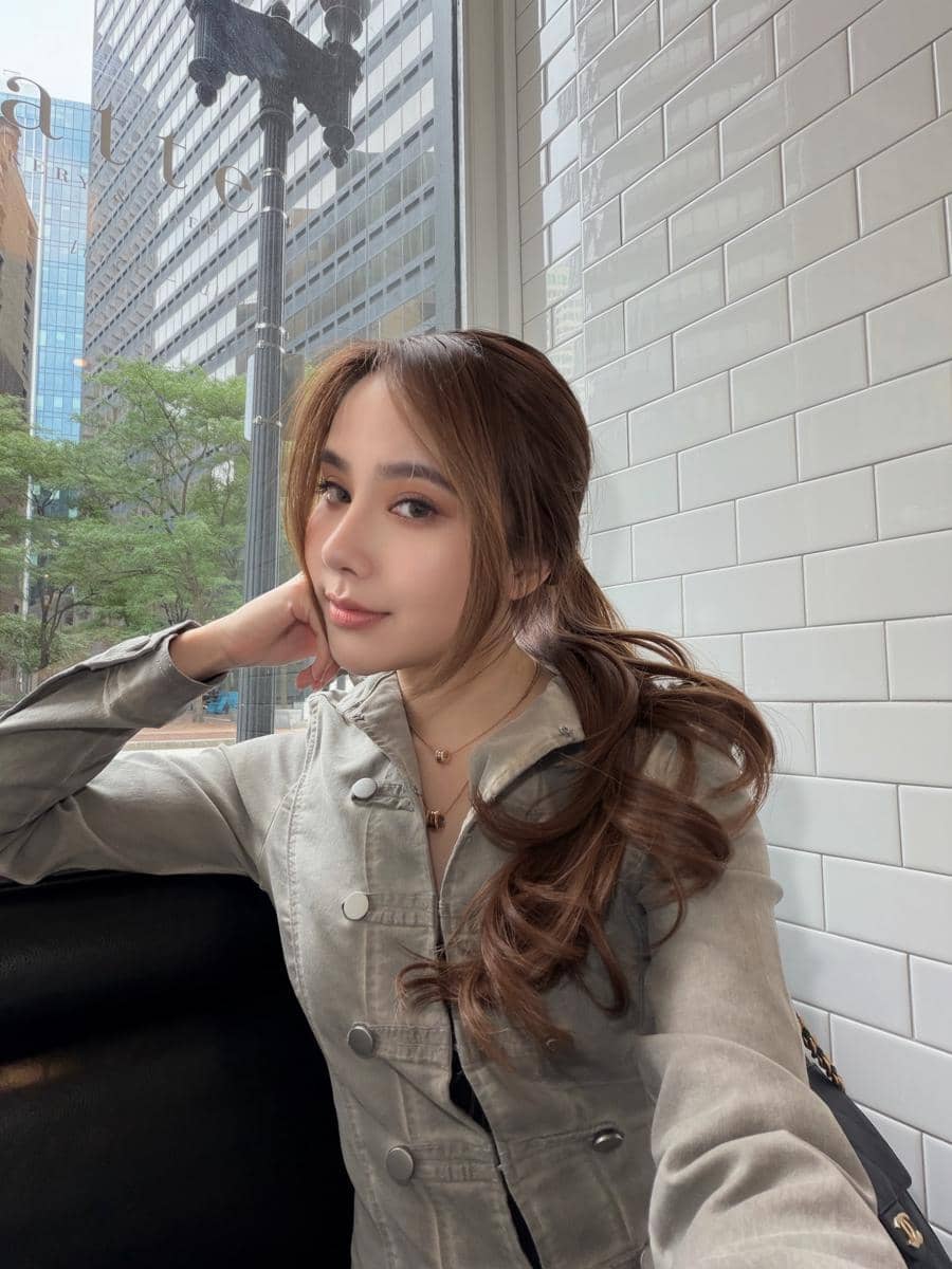 Agatha Chelsea menikmati jalan-jalan di pusat Kota Boston