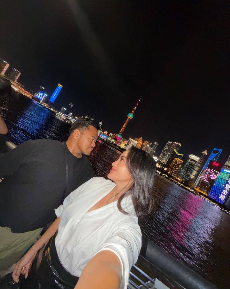 Ririn Ekawati jalan-jalan Malam di Shanghai
