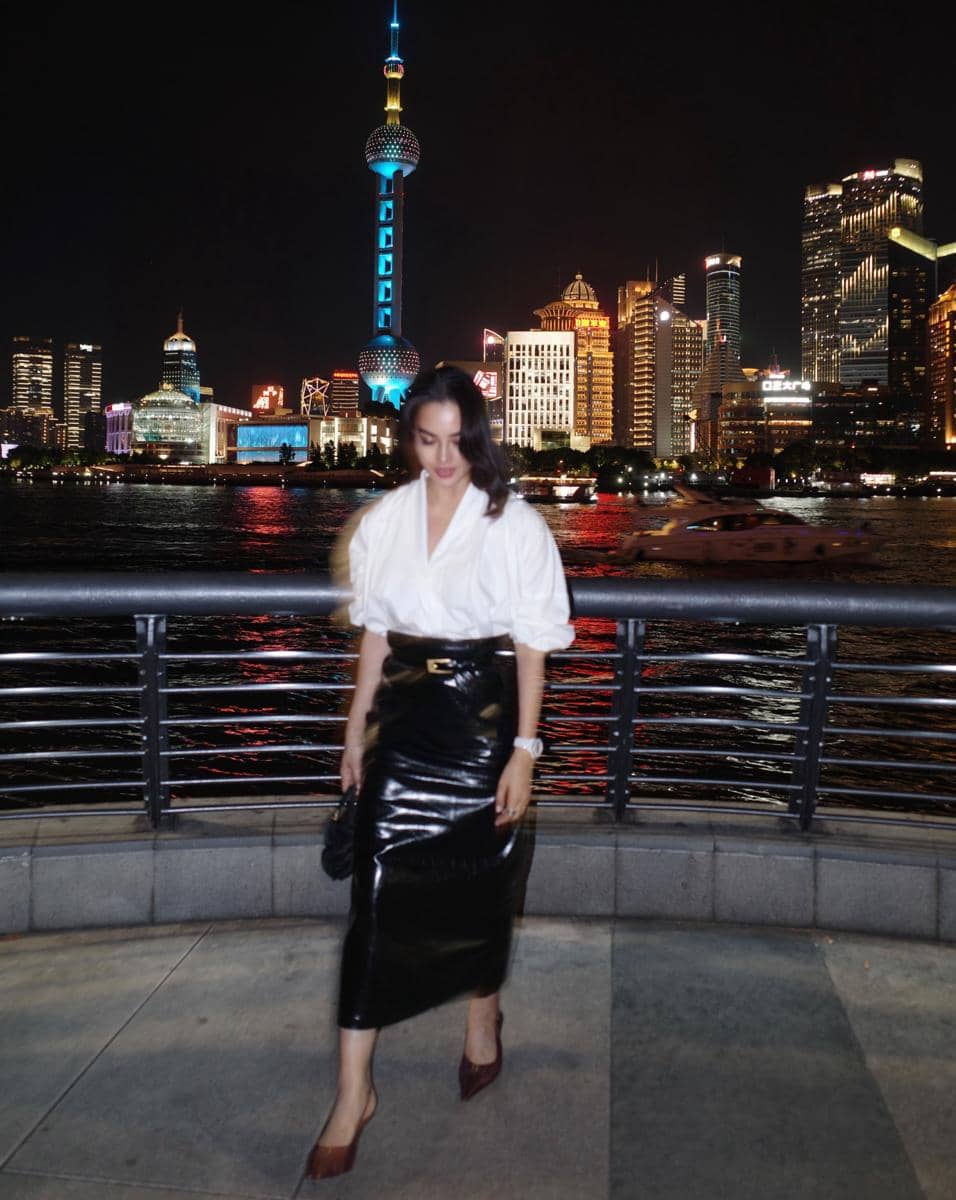 Ririn Ekawati jalan-jalan Malam di Shanghai