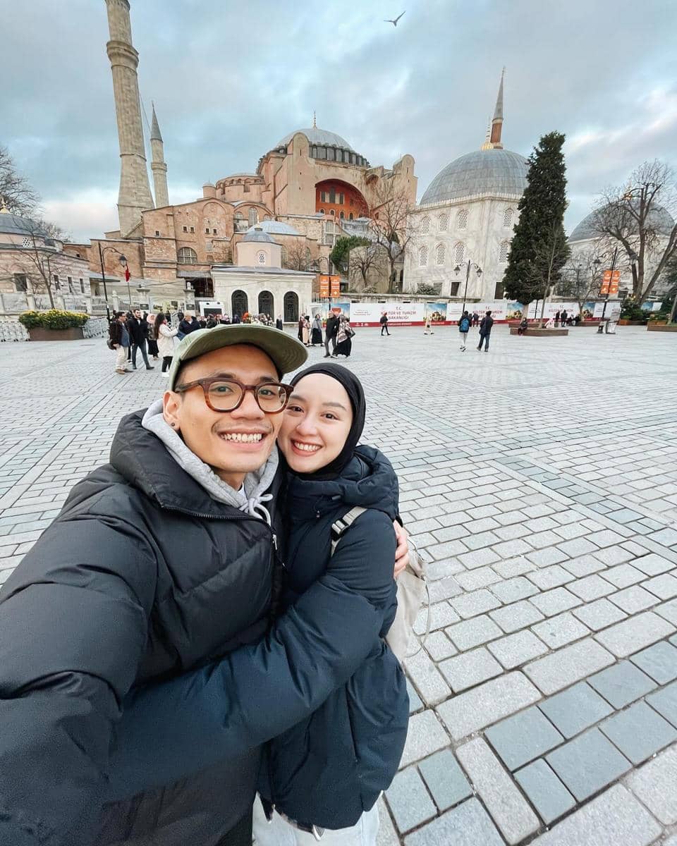 9 Outfit Holiday Couple ala Gita Savitri dan Paul, Comfy Banget!