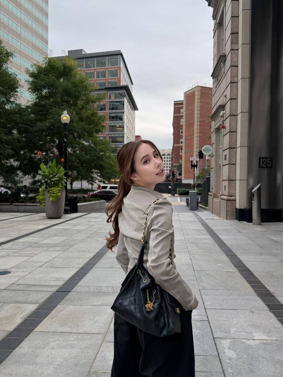 Agatha Chelsea menikmati jalan-jalan di pusat Kota Boston