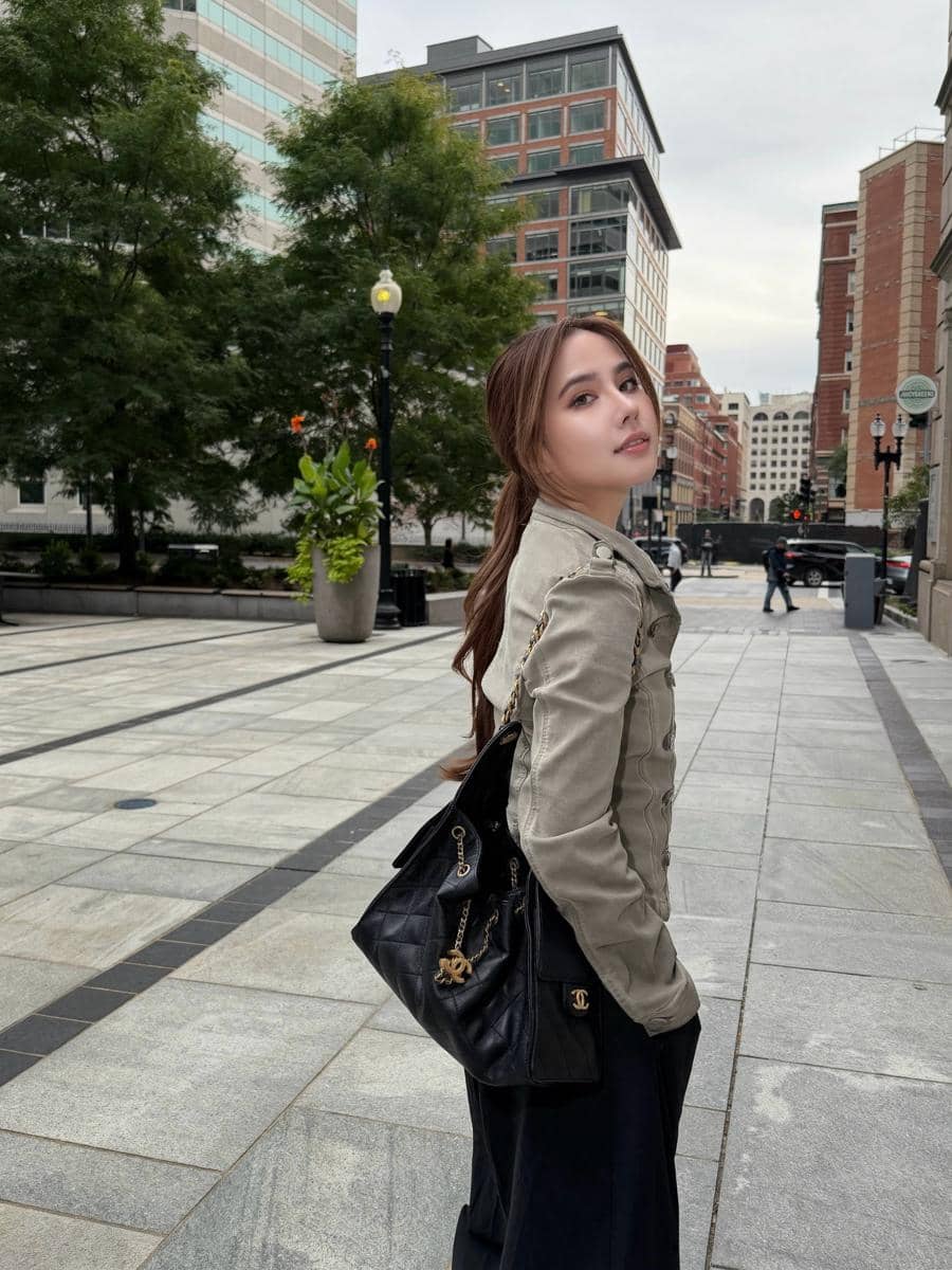 Agatha Chelsea menikmati jalan-jalan di pusat Kota Boston