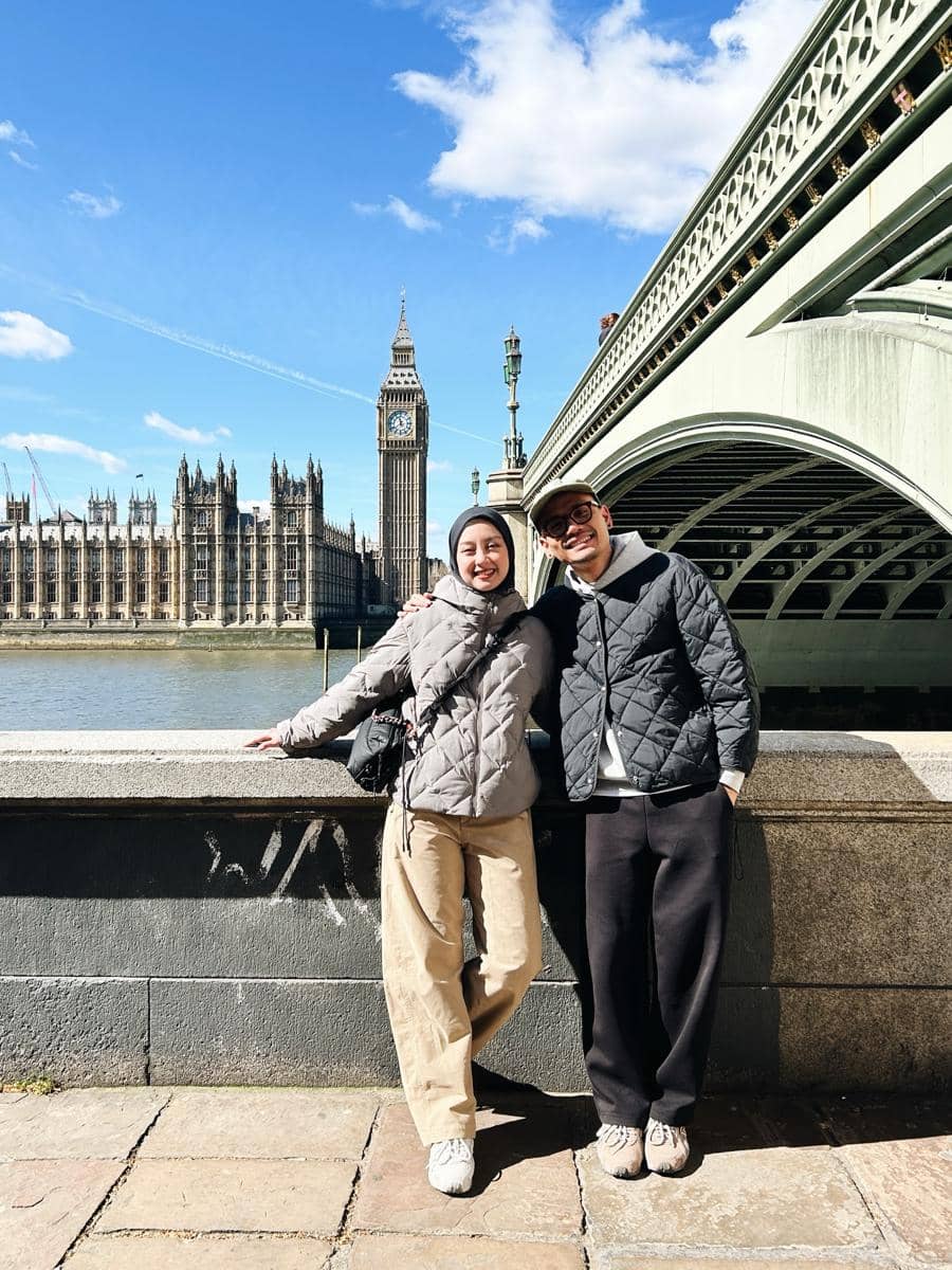 9 Outfit Holiday Couple ala Gita Savitri dan Paul, Comfy Banget!