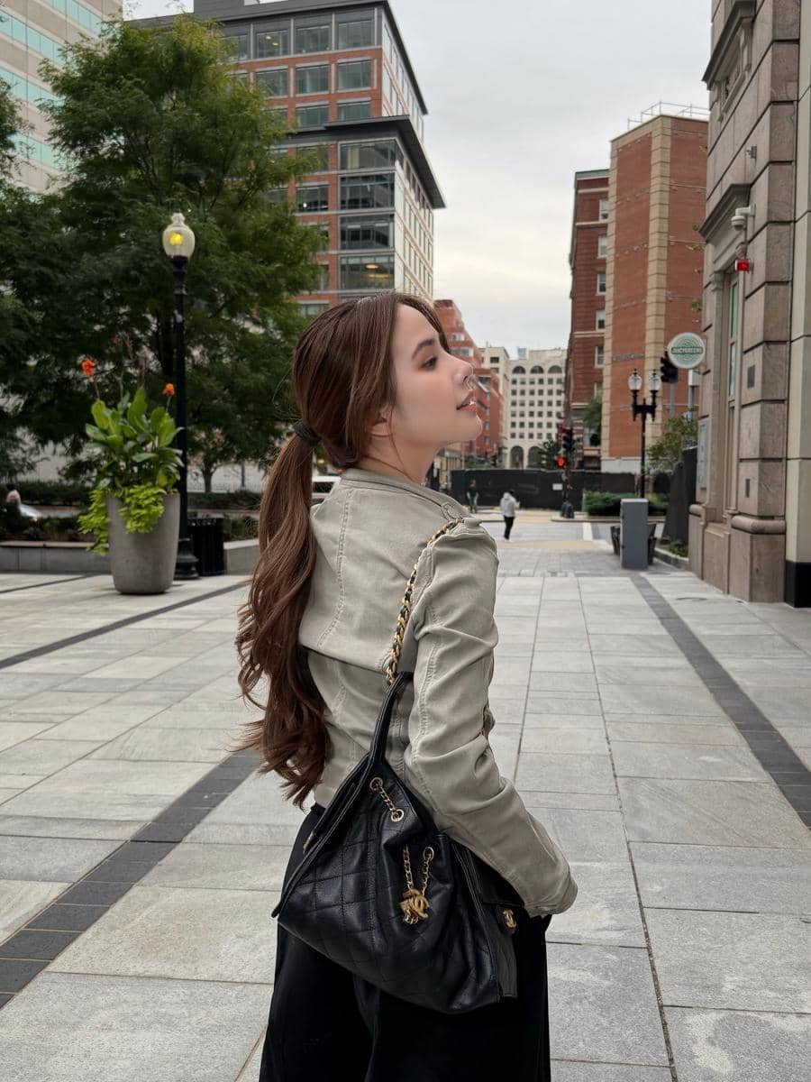 Agatha Chelsea menikmati jalan-jalan di pusat Kota Boston