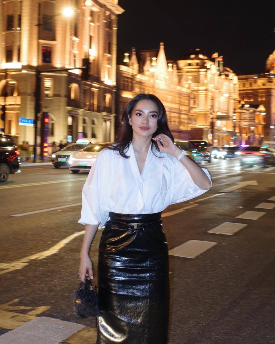 Ririn Ekawati jalan-jalan Malam di Shanghai