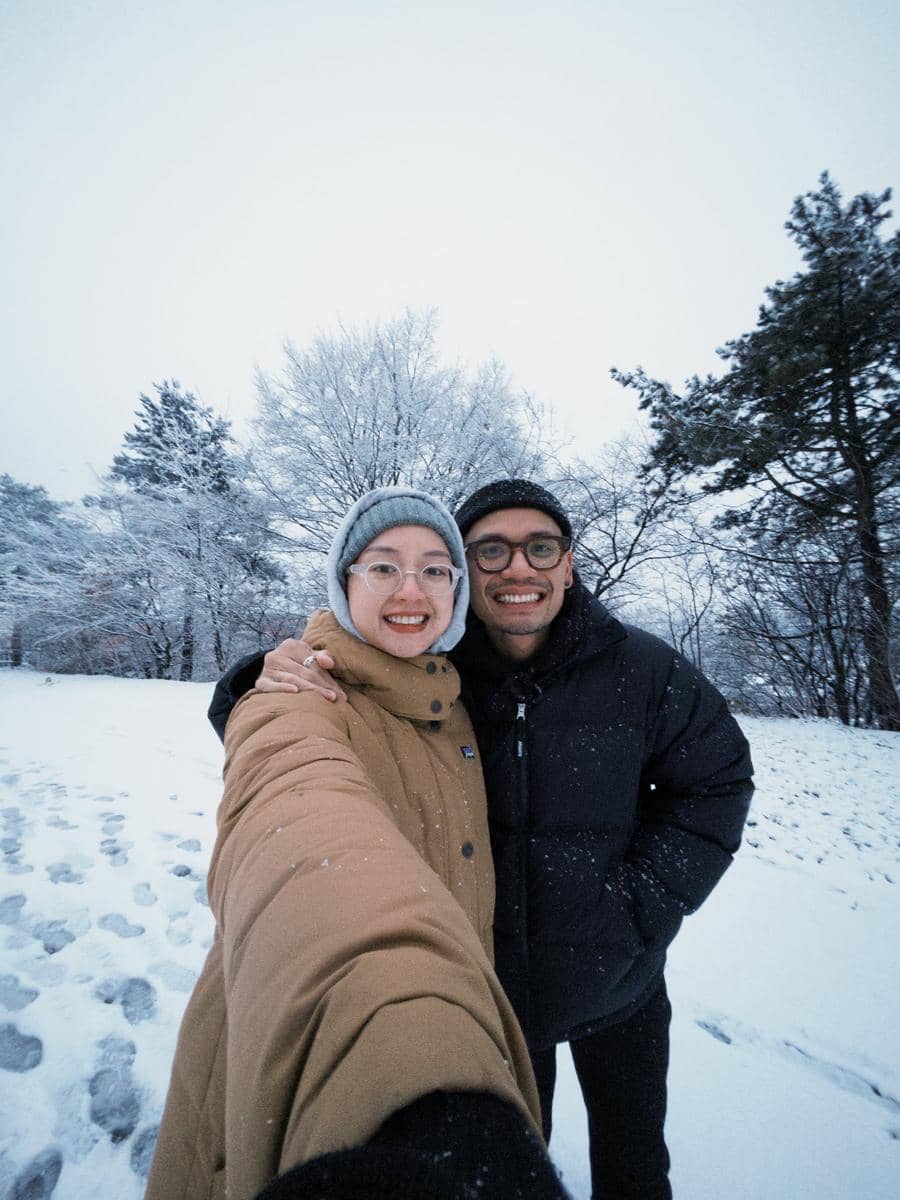 9 Outfit Holiday Couple ala Gita Savitri dan Paul, Comfy Banget!