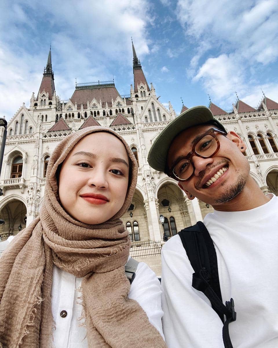 9 Outfit Holiday Couple ala Gita Savitri dan Paul, Comfy Banget!