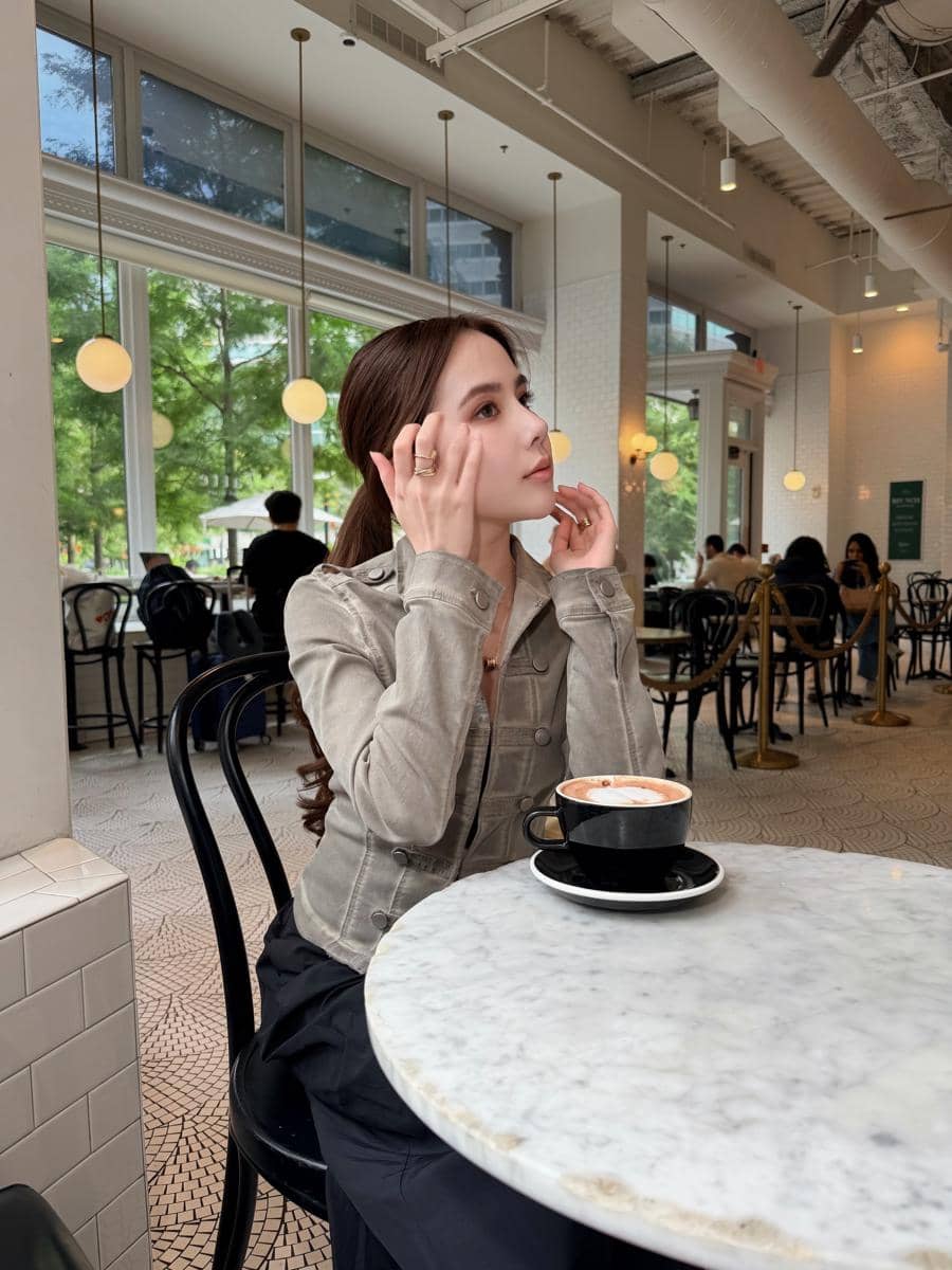 Agatha Chelsea menikmati jalan-jalan di pusat Kota Boston