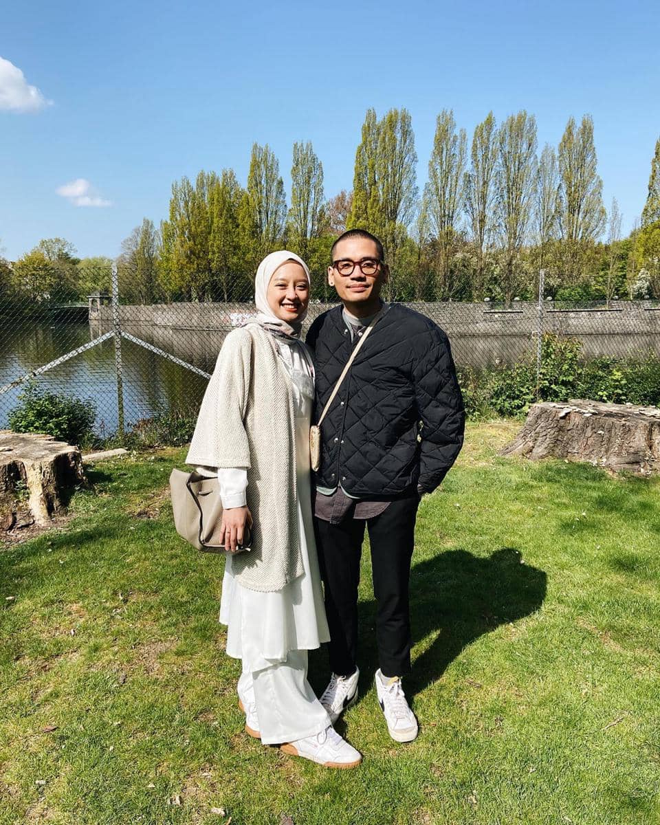 9 Outfit Holiday Couple ala Gita Savitri dan Paul, Comfy Banget!