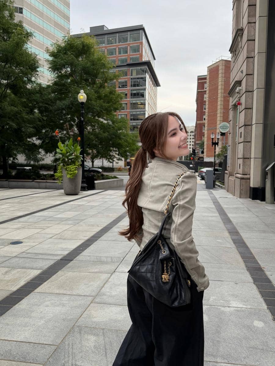 Agatha Chelsea menikmati jalan-jalan di pusat Kota Boston