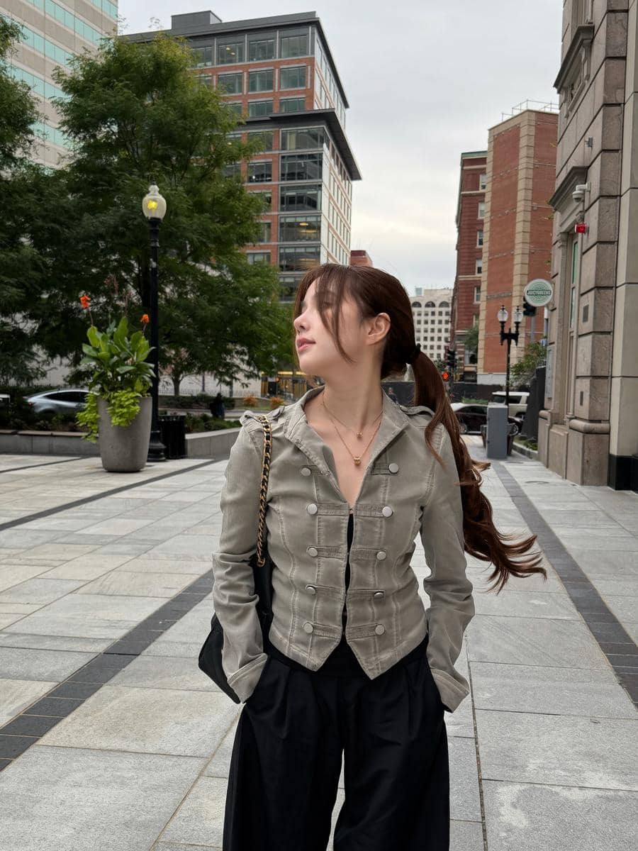 Agatha Chelsea menikmati jalan-jalan di pusat Kota Boston