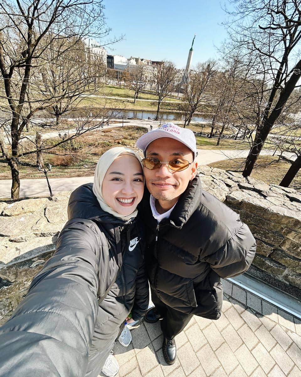 9 Outfit Holiday Couple ala Gita Savitri dan Paul, Comfy Banget!