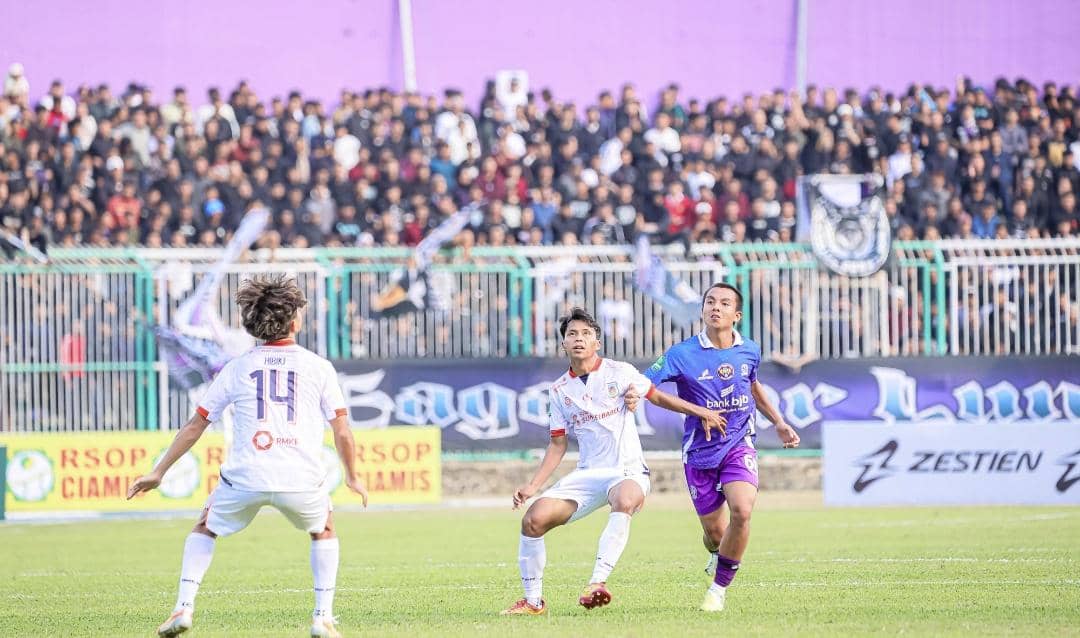 Suasana pertandingan sepak bola antara Sumsel United dan PSGC Ciamis dalam dokumentasi Media Officer.