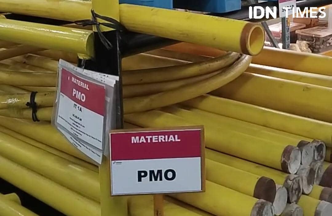 Pipa sambungan gas bumi milik PGN di Palembang terpasang di area bangunan dengan katup dan sambungan logam.