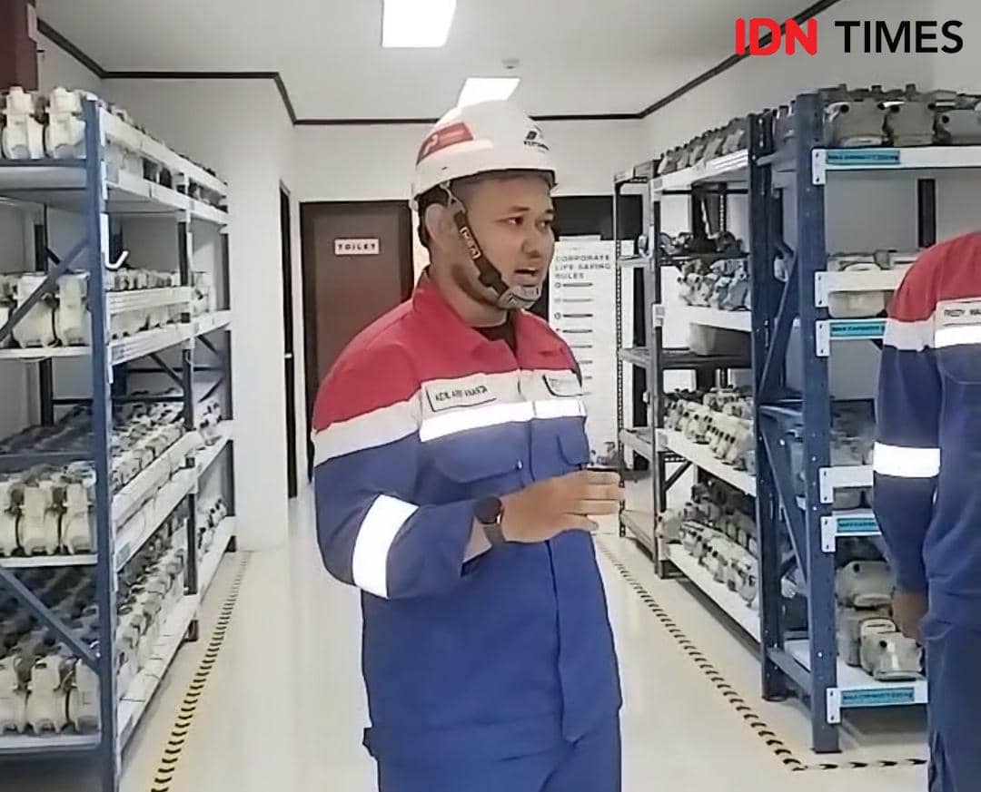 Tumpukan pipa dan material gas bumi tersimpan di area gudang PGN dengan rak penyimpanan berwarna kuning.
