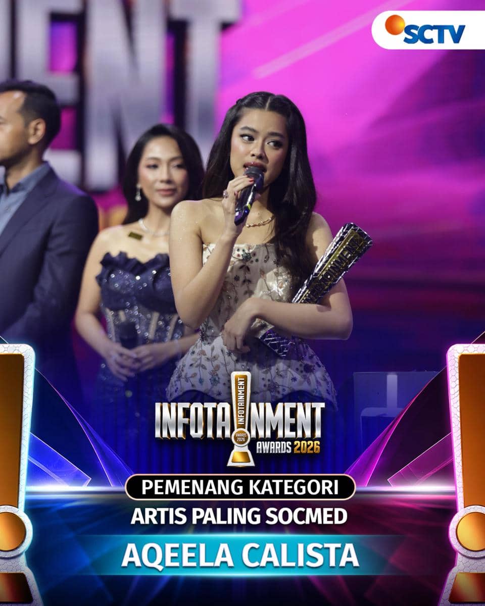 Aqeela Calista menghadiri Infotainment Awards 2026, tampil berpose dengan busana elegan di area acara.