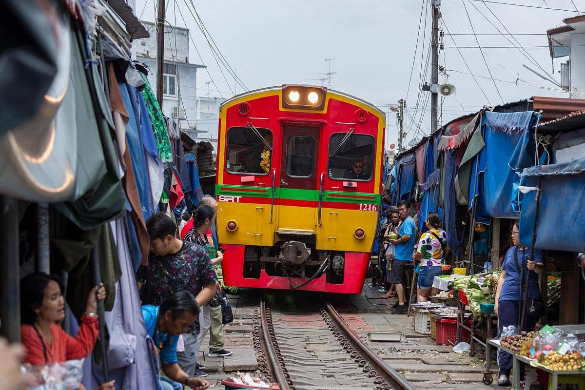 potret Maeklong Railway Market, Samut Songkhram