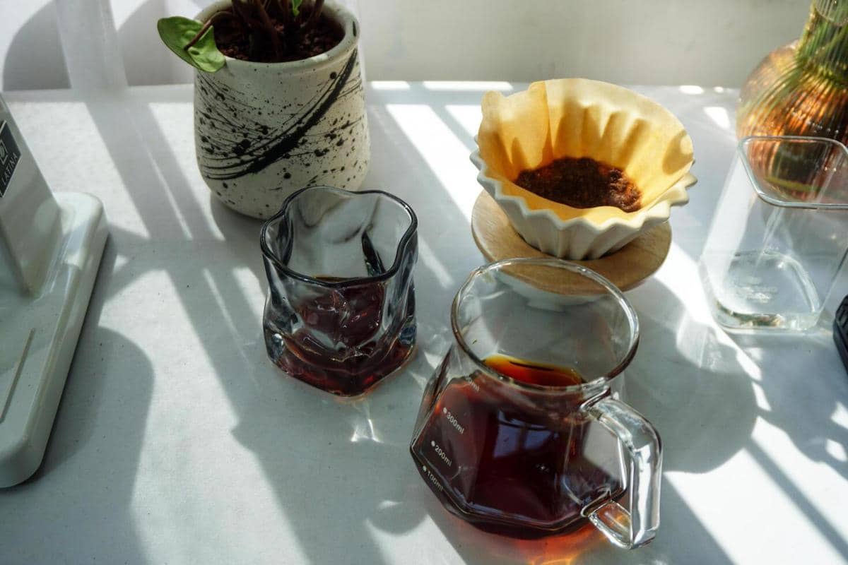 ilustrasi membuat kopi telur vietnam