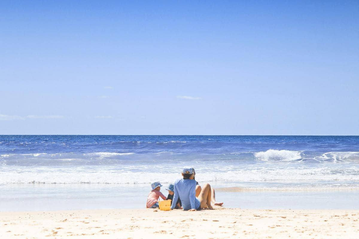 ilustrasi menikmati pantai di Gold Coast