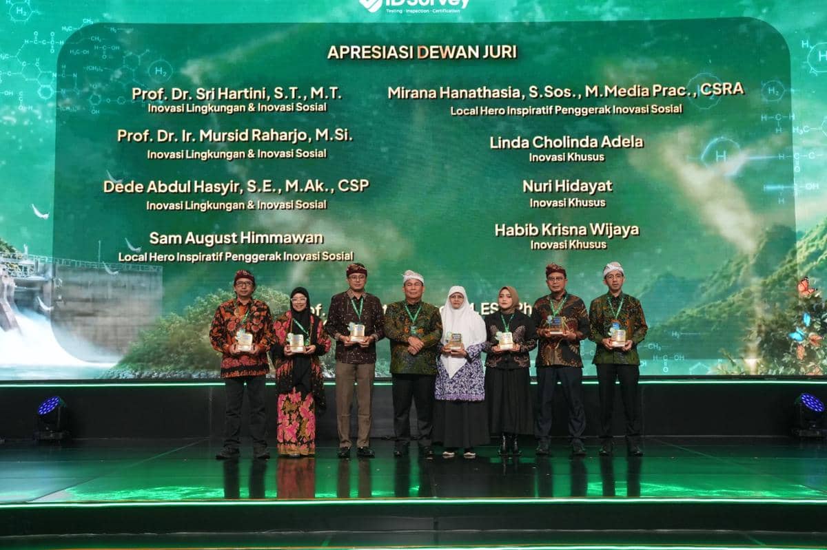 Pemberian penghargaan pada local hero ENSIA 2026. (dok. ENSIA 2026)