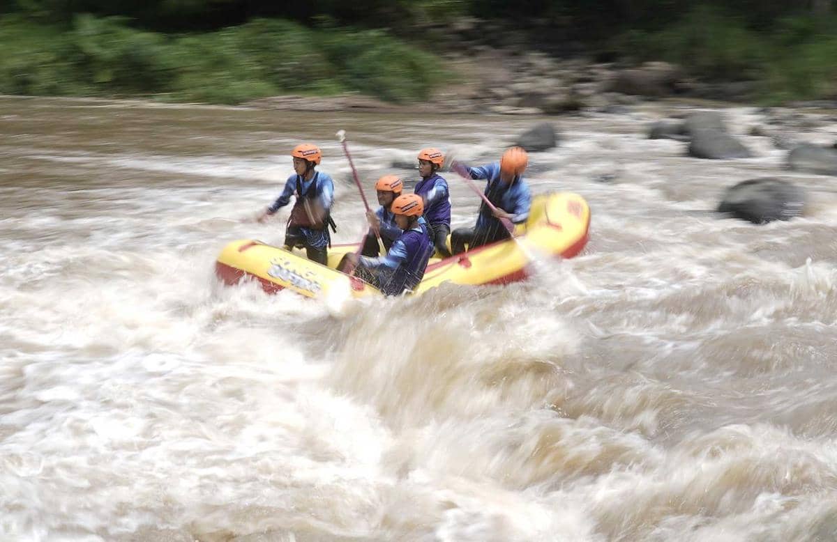 Ilustrasi kegiatan Federasi Arung Jeram Indonesia (FAJI) dalam penyelenggaraan Kejuaraan Nasional Arung Jeram.