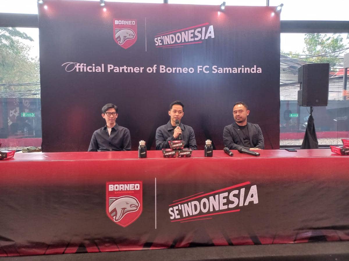 Logo Borneo FC Samarinda dan Se'Indonesia dalam pengumuman kerja sama resmi untuk musim kompetisi 2026/27.