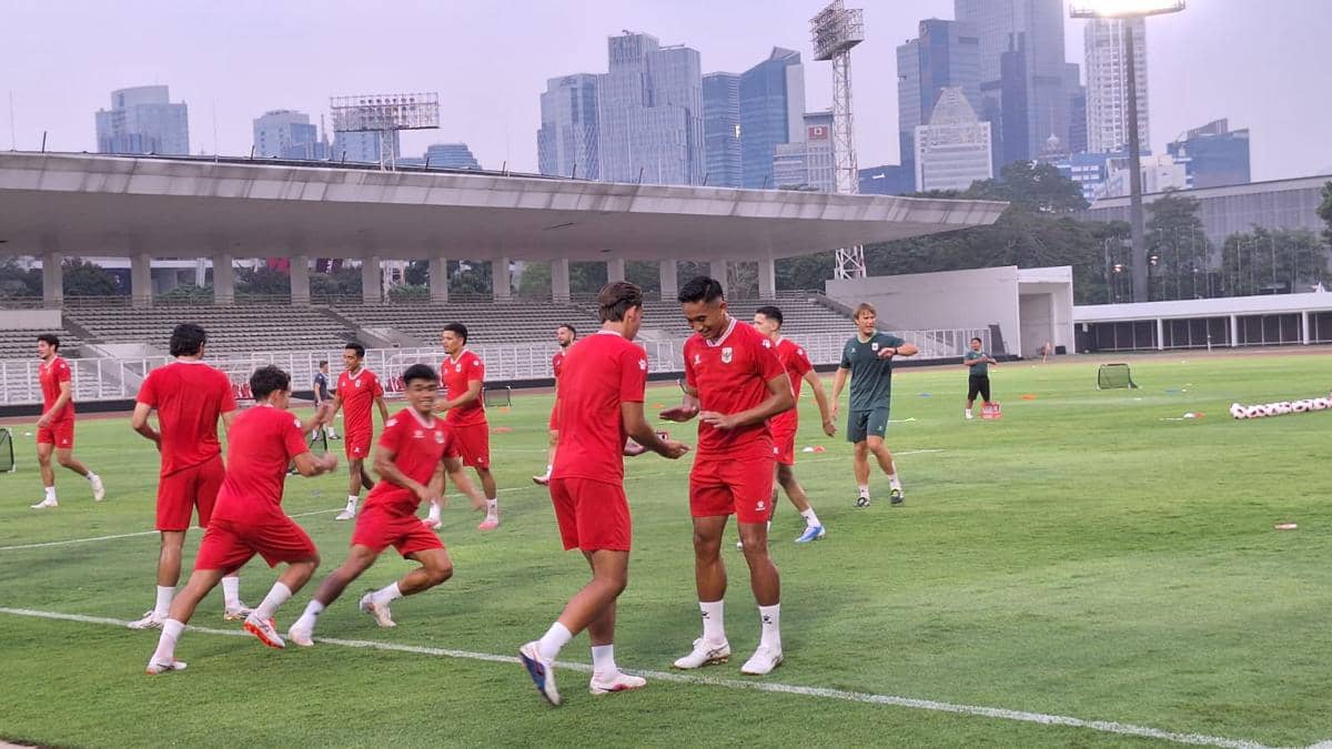 Para pemain Timnas Indonesia menjalani sesi latihan sepak bola di lapangan Stadion Madya menjelang pertandingan.