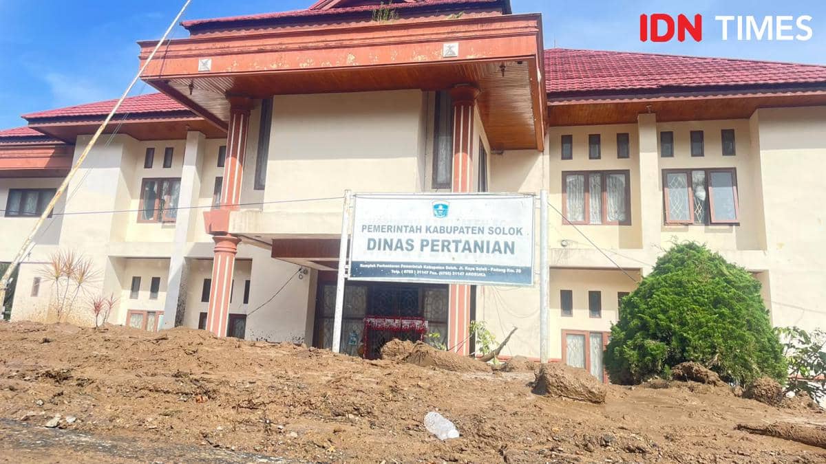 Kantor Dinas Pertanian Kabupaten Solok terdampak banjir bandang, terlihat mengalami dampak bencana alam tersebut.