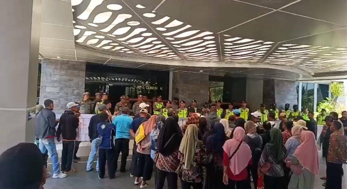 Warga Watu Bolong mendatangi DPRD Gunungkidul, Selasa (22/9/2026). (Dok. Istimewa)