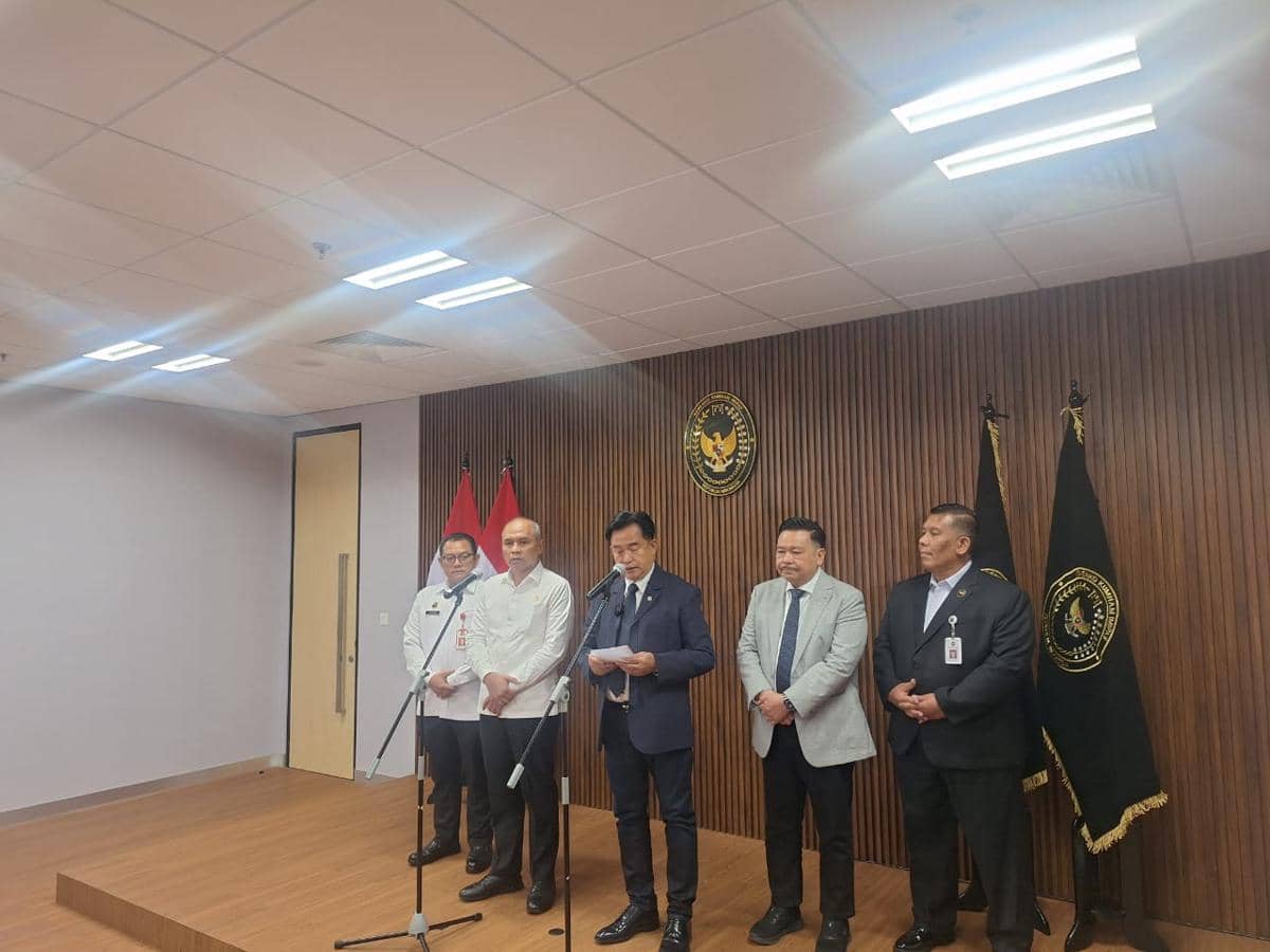 Menteri Koordinator Bidang Hukum, HAM, Imigrasi, dan Pemasyarakatan (Menko Kumham Imipas) Yusril Ihza Mahendra saat konferensi pers di Jakar