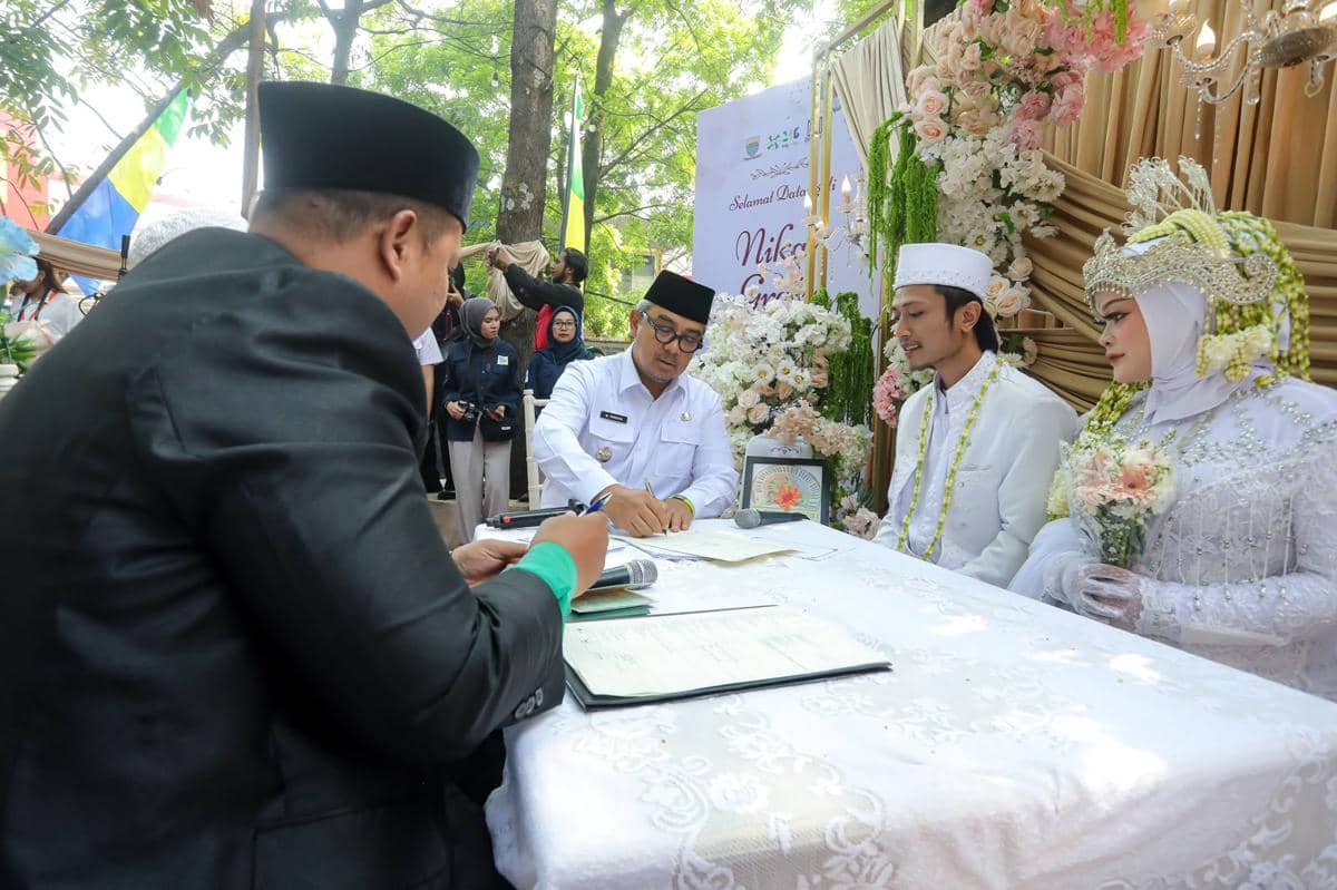15 Pasangan di Bandung Ikut Nikah Massal, Dapat Kado Bulan Madu