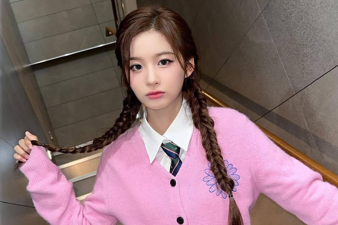 Sullyoon NMIXX dalam outfit seragam sekolah