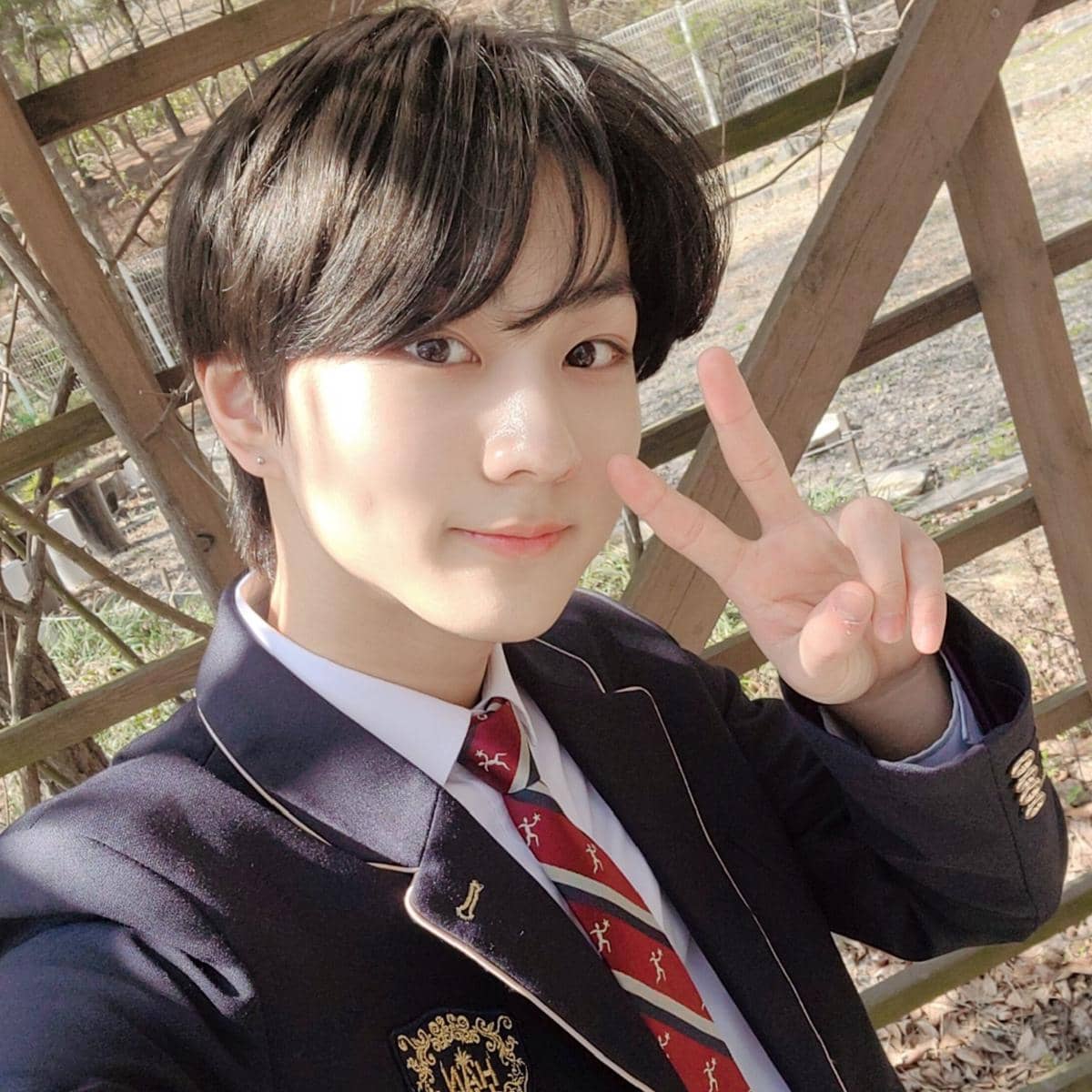 Jungwon ENHYPEN dalam outfit seragam sekolah