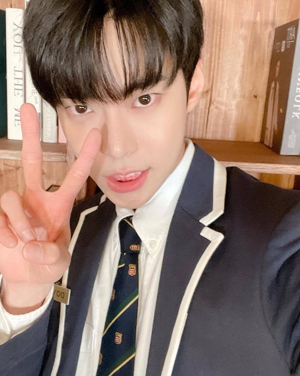 Doyoung NCT dalam outfit seragam sekolah