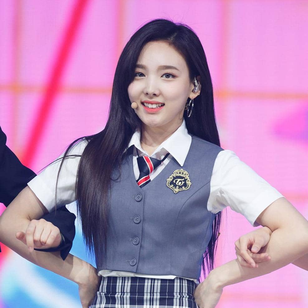Nayeon TWICE dalam outfit seragam sekolah