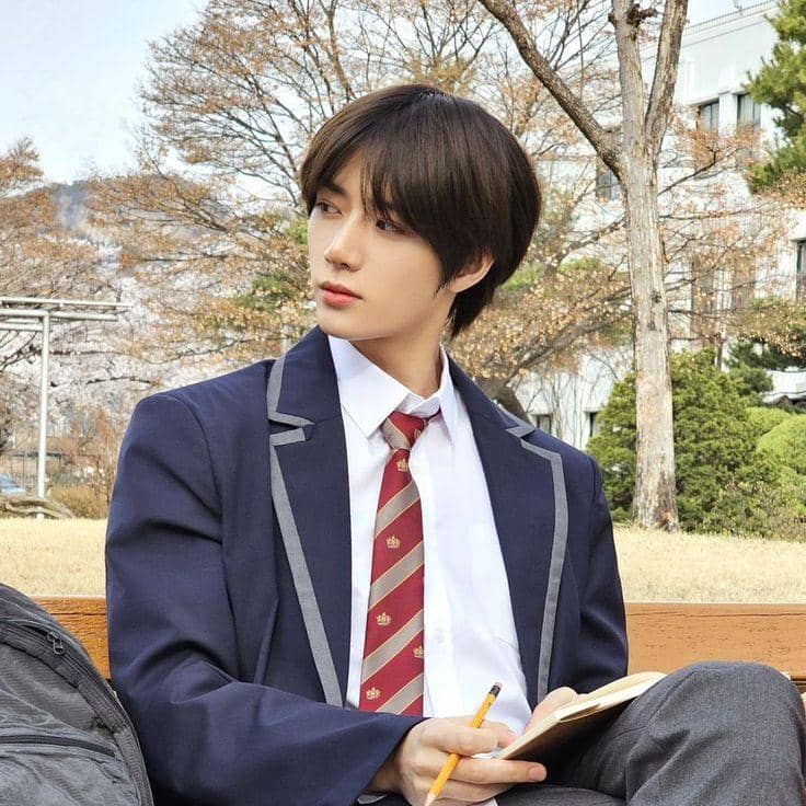 Beomgyu TXT dalam outfit seragam sekolah