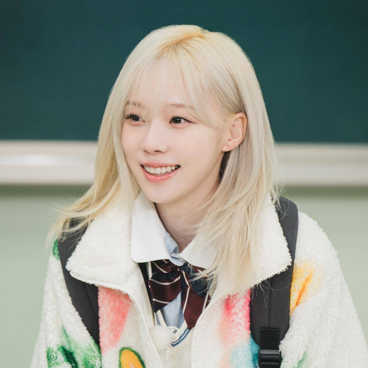 Winter aespa dalam outfit seragam sekolah