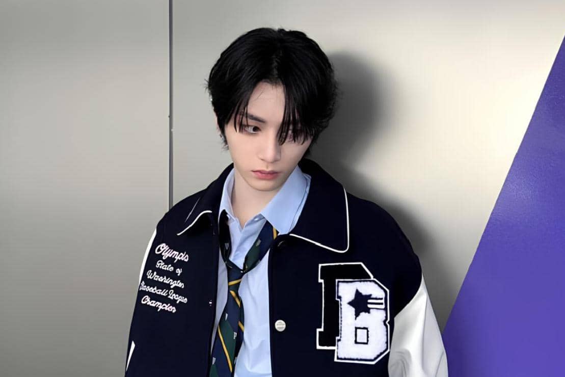 Taesan BOYNEXTDOOR dalam outfit seragam sekolah