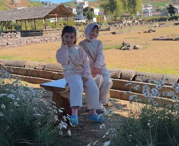 keluarga Dwi Handayani jalan-jalan ke Candi Arjuna