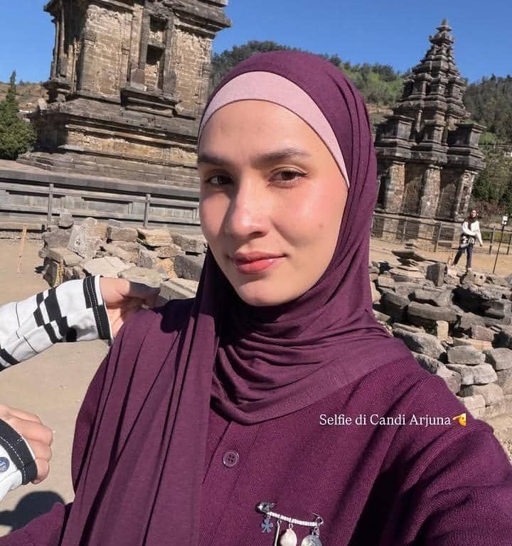 keluarga Dwi Handayani jalan-jalan ke Candi Arjuna