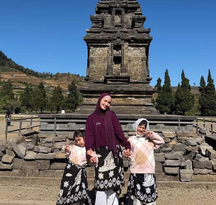 keluarga Dwi Handayani jalan-jalan ke Candi Arjuna