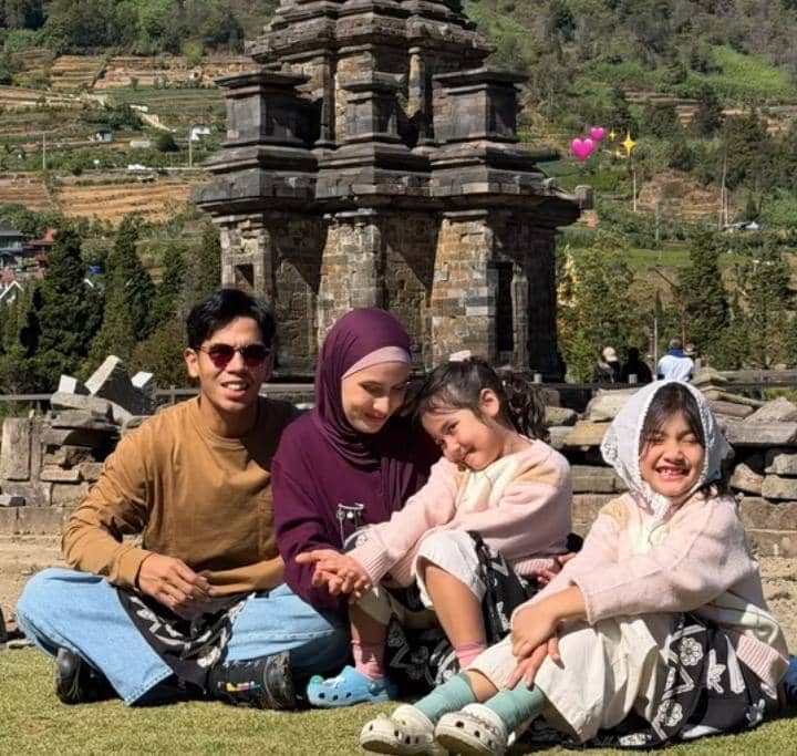 keluarga Dwi Handayani jalan-jalan ke Candi Arjuna