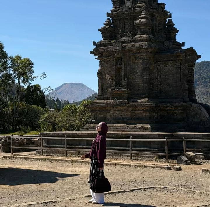 keluarga Dwi Handayani jalan-jalan ke Candi Arjuna